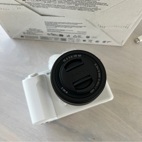 Sony ZV-E1 Mirrorless Camera with 28-60mm Lens - white - Picture 5 of 10